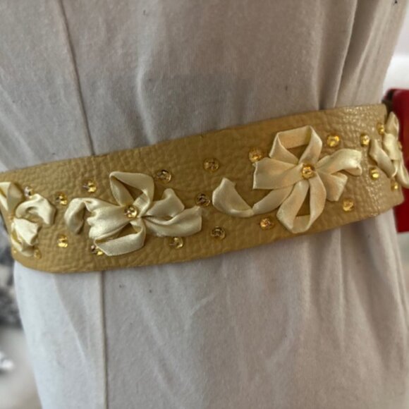 Betsey Johnson leather belt with ribbon detail. - Picture 3 of 4